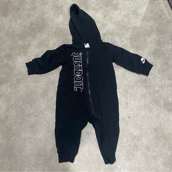 Nike Kids Black One Piece zip up long sleeve romper just do it down front 9m - Picture 1 of 1